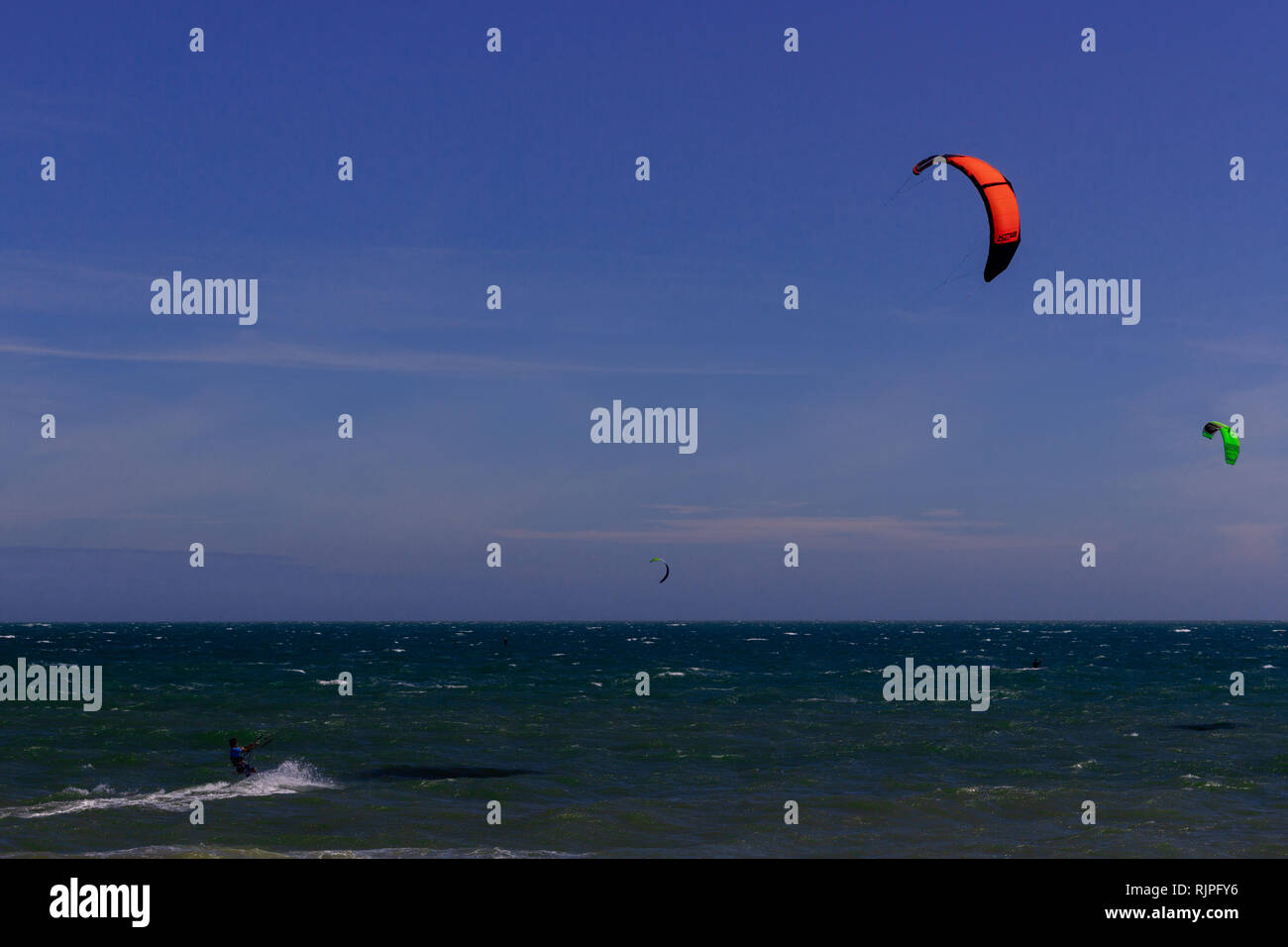 Kiteboarding, itesurfing au coucher du soleil dans la plage de Mui Ne, Vietnam Phan Thiet Banque D'Images