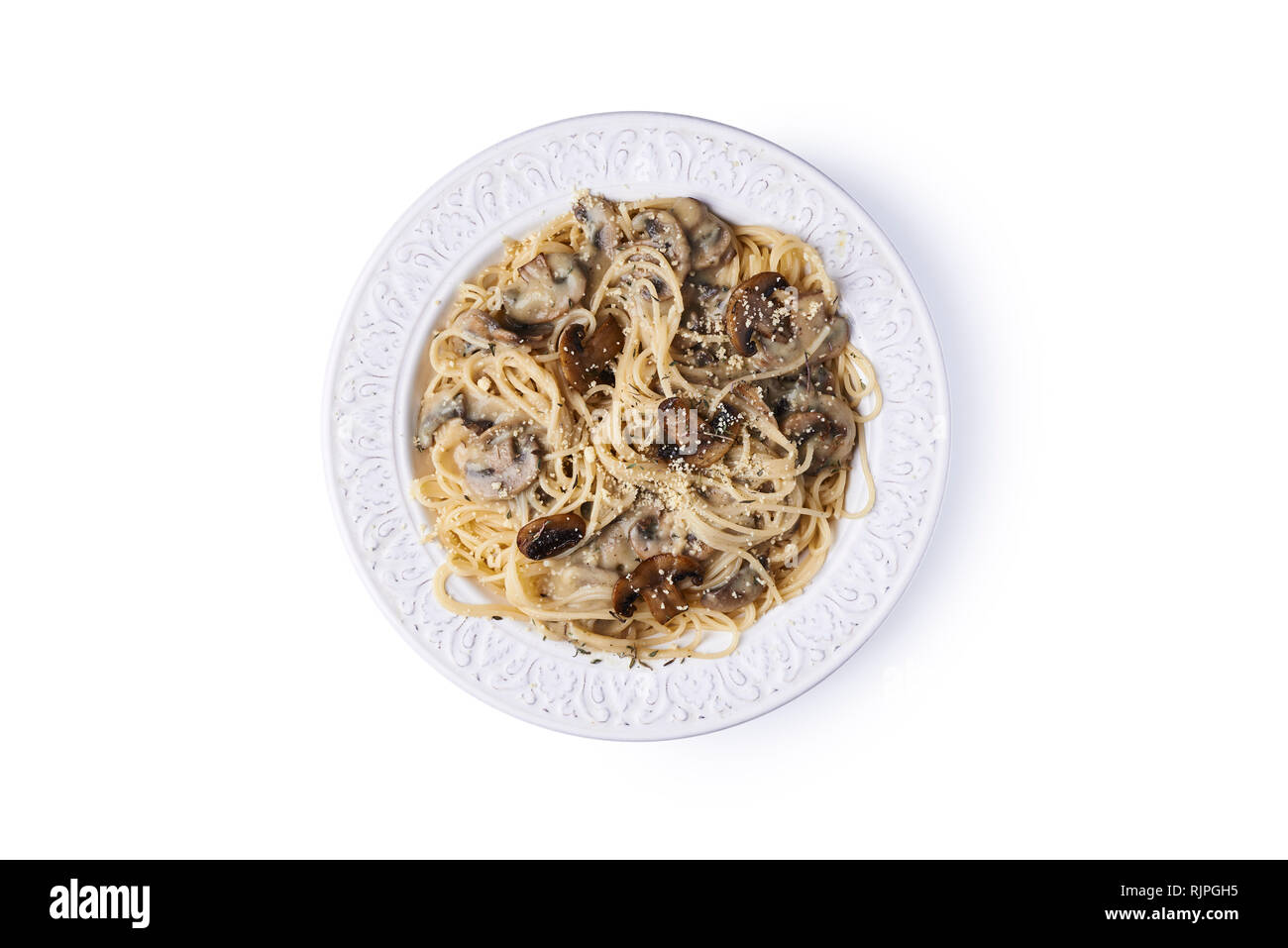 Pâtes avec champignon isolé sur fond blanc, vue du dessus Banque D'Images