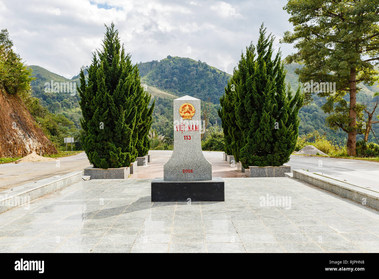 Tay Trang, Dien Bien, le Vietnam - 25 novembre 2018 : Border signe indiquant la frontière entre le Vietnam et le Laos. Vue depuis le Vietnam. Banque D'Images