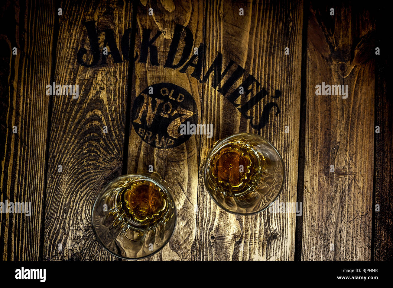 Jack Daniel's signe sur une palette en bois rustique avec table verres à whisky Banque D'Images