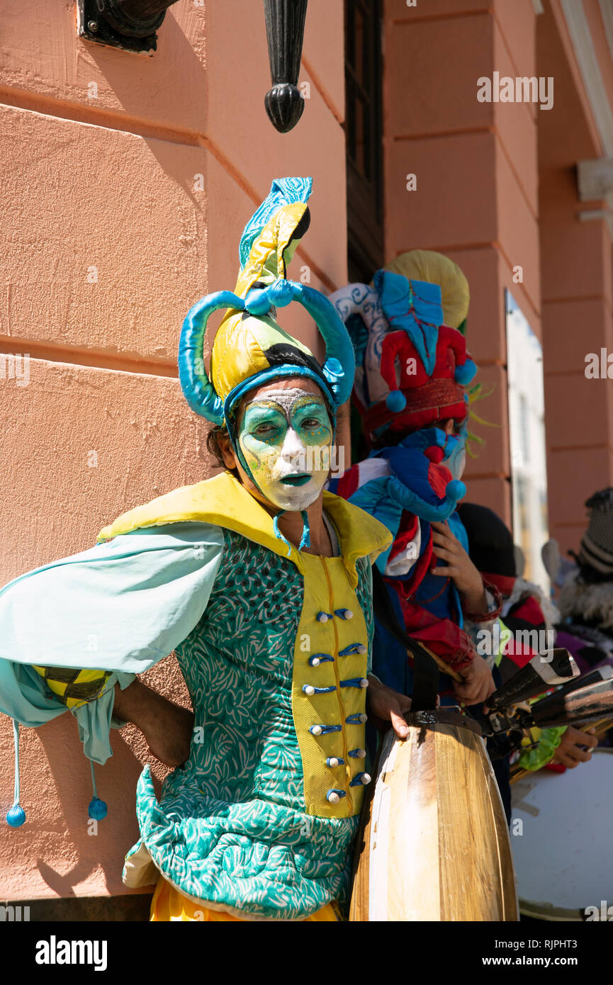 Théâtre de rue avec deux musiciens peint des visages et des costumes de cirque sauvage de divertir dans les rues de La Habana Vieja Cuba Banque D'Images