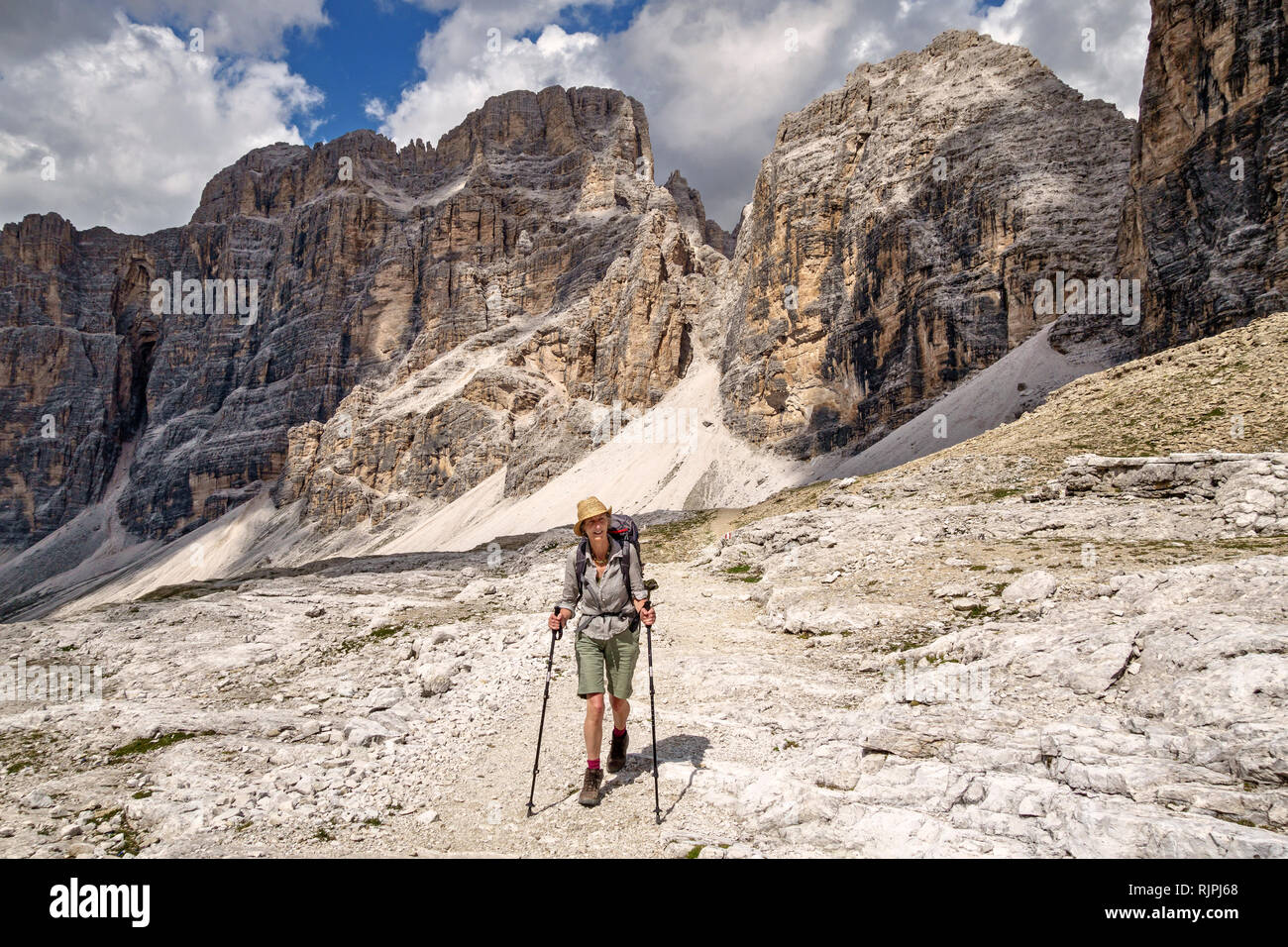 Les Dolomites, Italie du nord. Une femme randonneur sur l'Alta Via 1 Sentier de grande randonnée, sur la montée au refuge de Rifugio Lagazuoi Banque D'Images