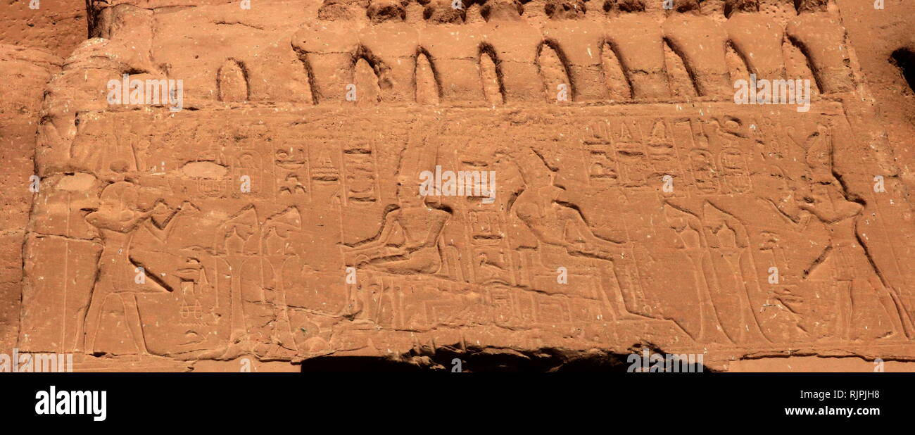 Une photographie prise du temple d'Hathor et Nefertari, aussi connu comme le petit temple. Le temple a été construit sur une centaine de mètres au nord-est du temple du pharaon Ramsès II et dédié à la déesse Hathor et Ramsès II est chef de consort, Nefertari, vers 1255 BC. Nefertari, également connu comme Meritmut Néfertari, était une reine égyptienne et la première de la grande épouse royale épouses principales (ou) de Ramsès le Grand. Banque D'Images