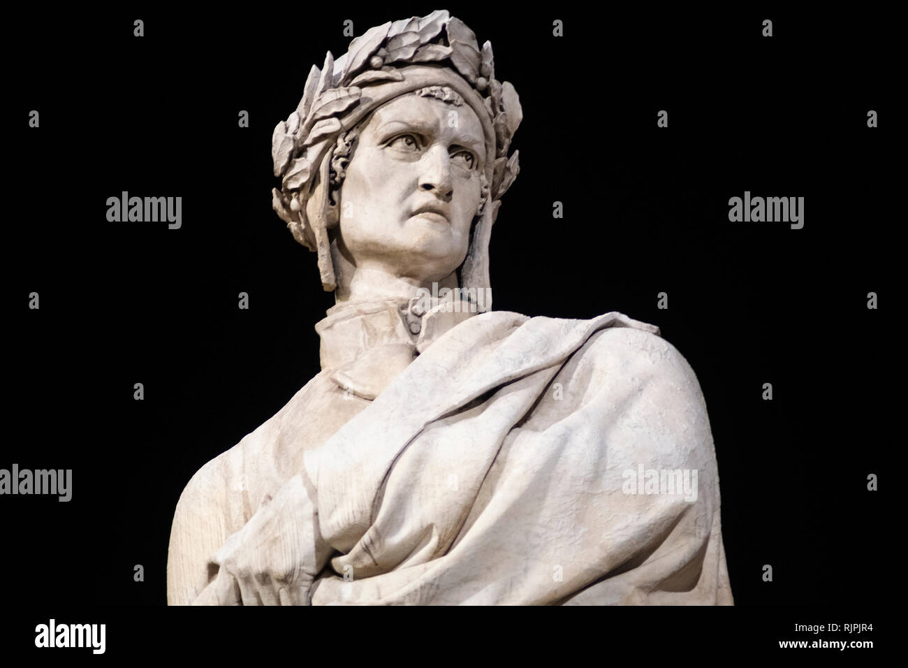 Statue de Dante Alighieri dans la place Santa Croce à Florence la nuit, Italie Banque D'Images