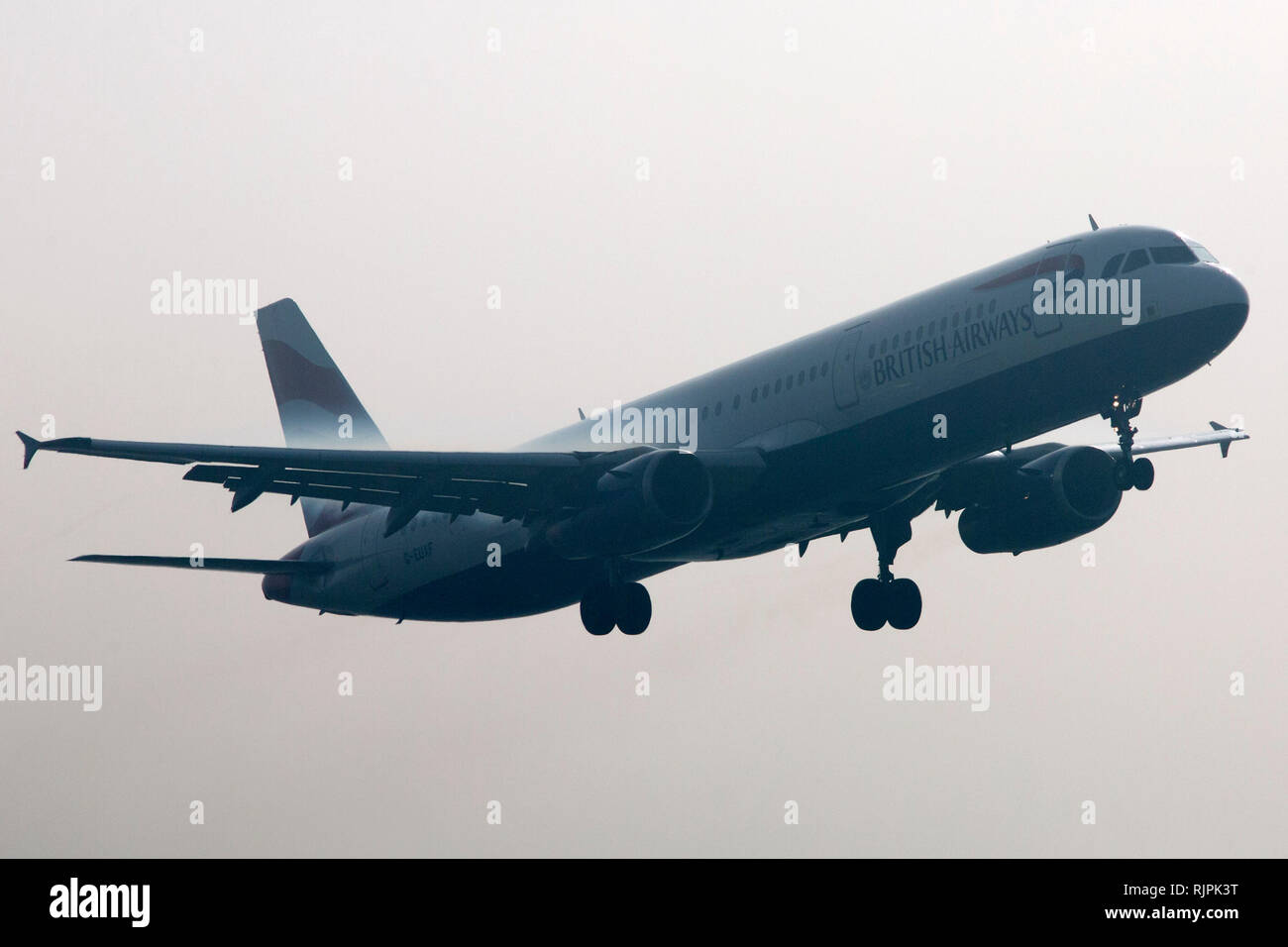 Un avion atterrit à l'aéroport Heathrow de Londres, dans un épais brouillard le 13 mars 2014. Banque D'Images