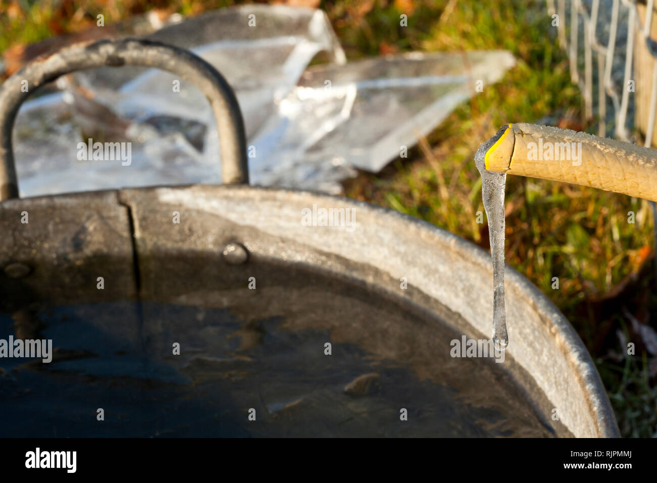 L'eau gelée des gouttes d'un tuyau flexible Banque D'Images