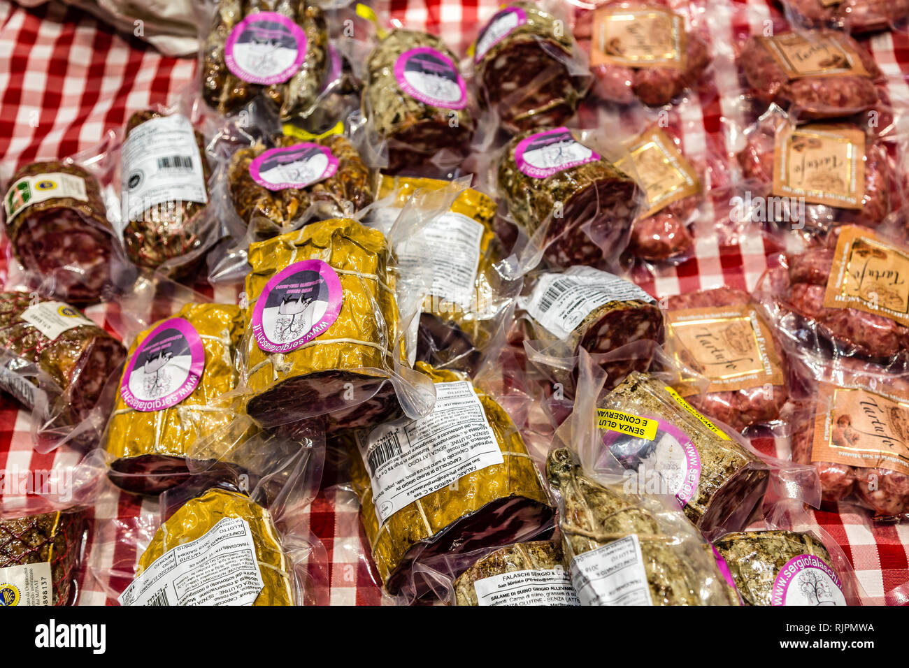 Bologne, Italie - 16 décembre 2018 : SERGIO FALASCHI est la vente de porc pepperoni à FICO Eataly World, le plus grand parc agro-alimentaire gastronomique dans le monde Banque D'Images