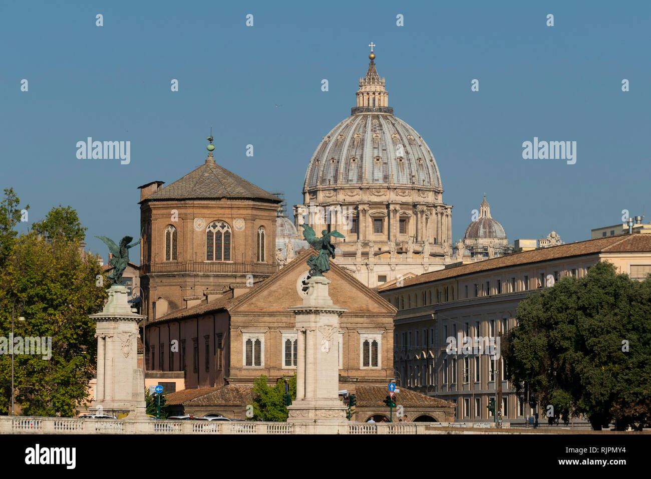 Vue sur le pont ponte vittorio emanuele et le Tibre vers la Basilique Papale de Saint Pierre au Vatican, Rome, Italie Banque D'Images