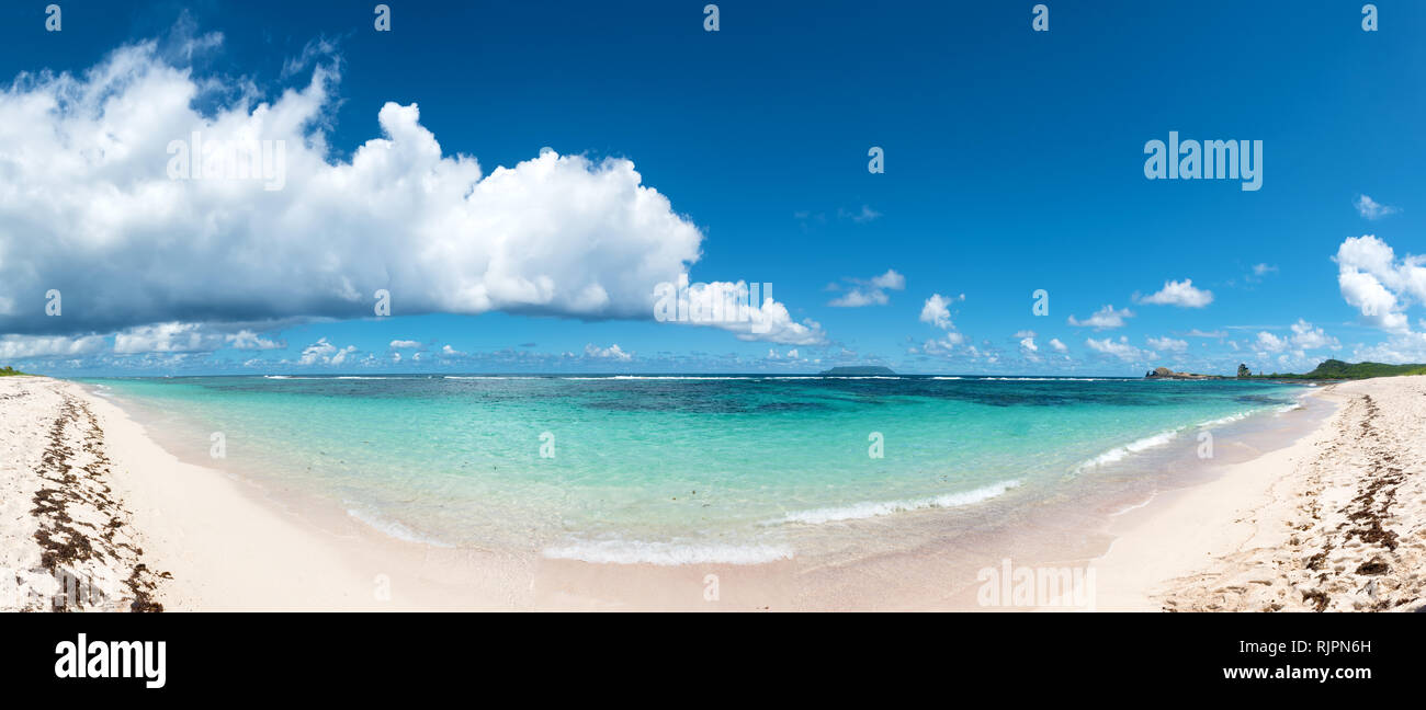 La Pointe des Châteaux châteaux (pointe) est une péninsule qui s'étend dans l'océan Atlantique à partir de la côte Est de l'île de Grande-Terre, dans Banque D'Images