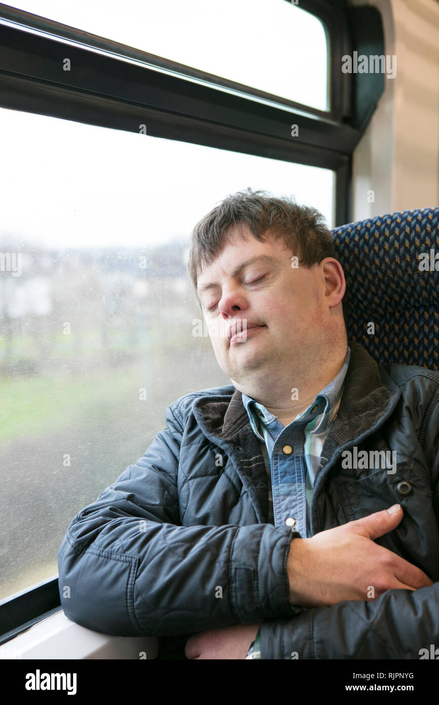 Avec le syndrome de l'homme dormir sur le train Banque D'Images