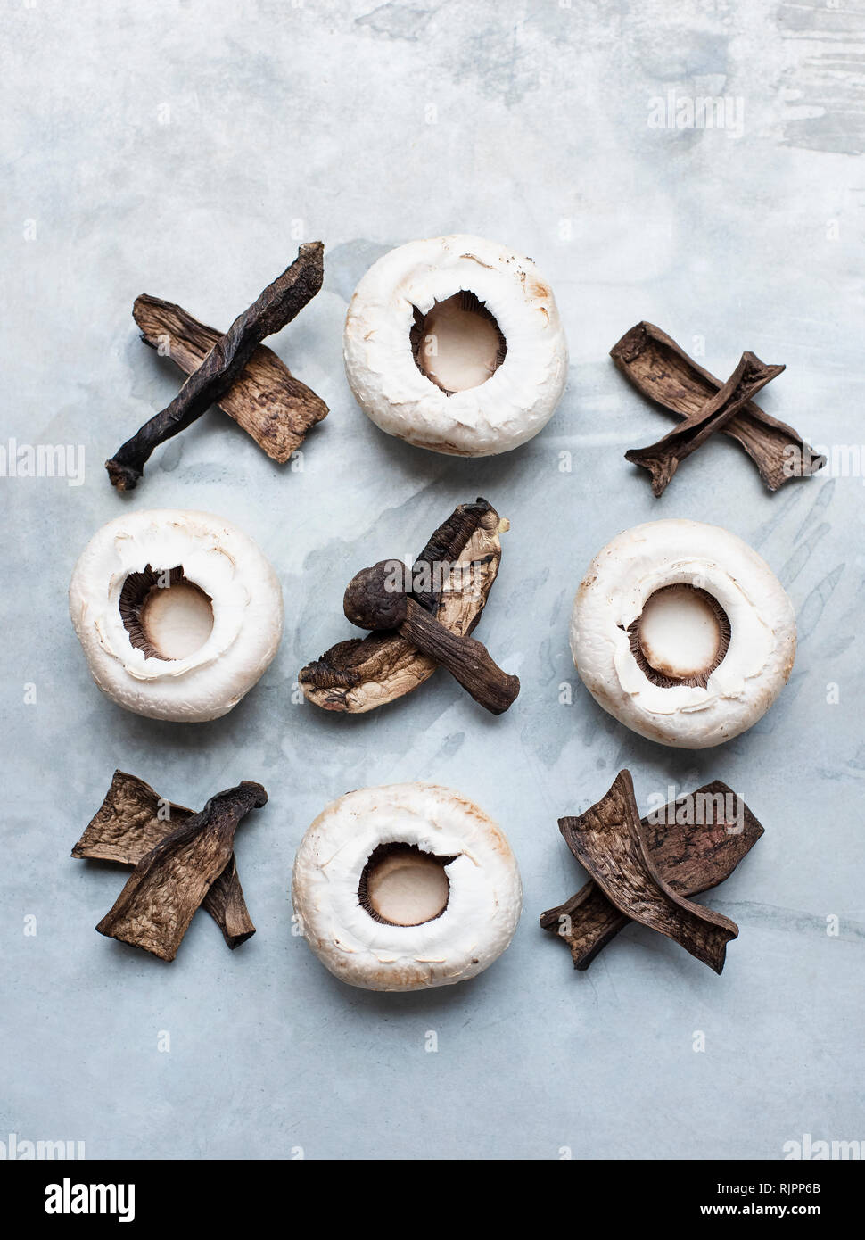 Variété de champignons disposés en croix et des zéros Banque D'Images