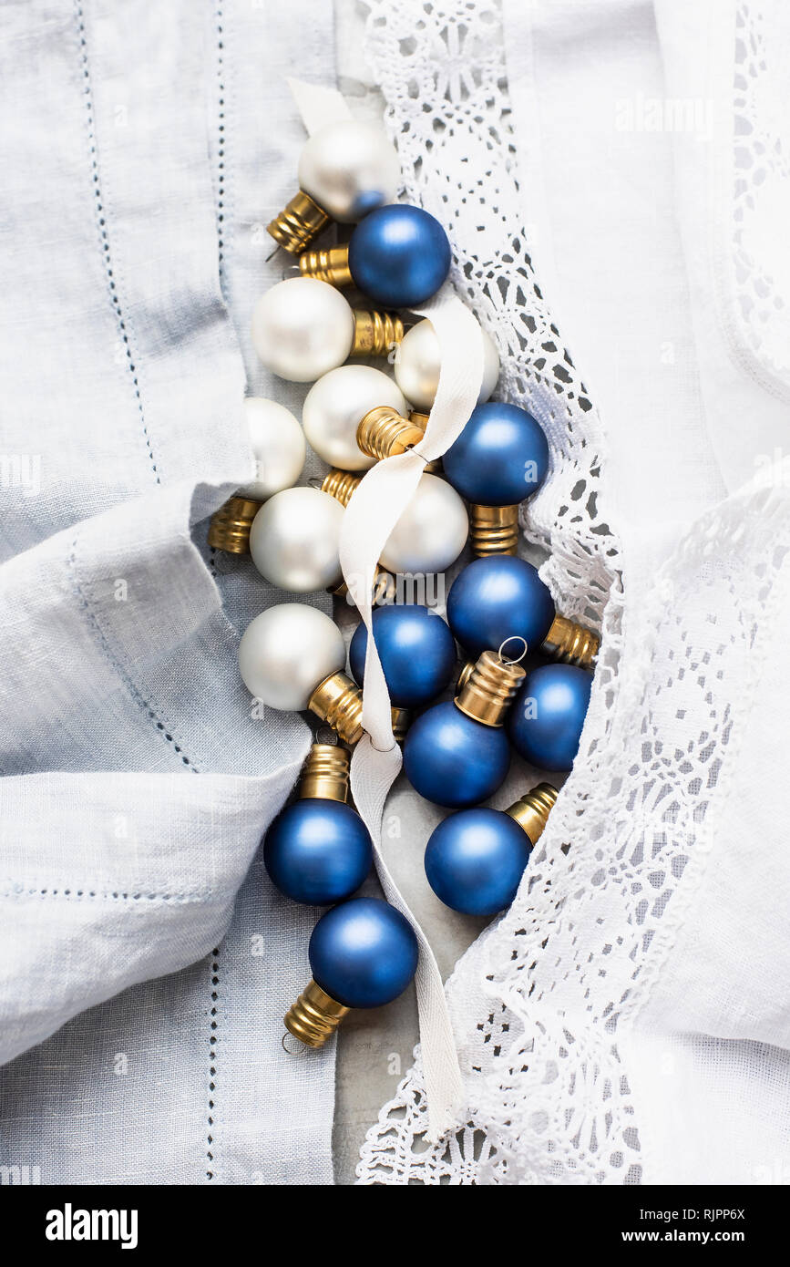 Boules de Noël, linge de maison et tissu dentelle Banque D'Images