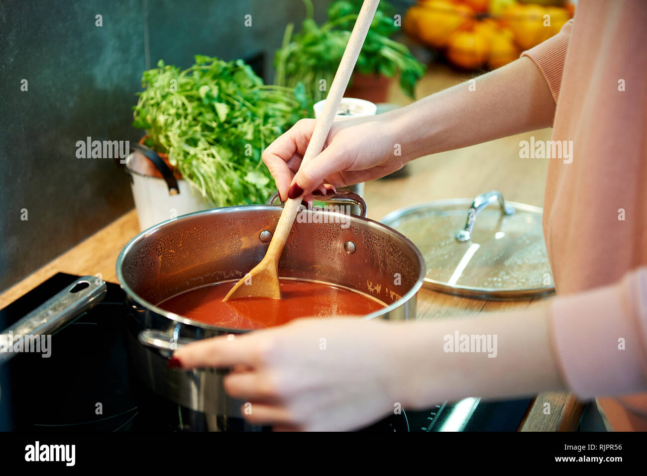 Soupe de tomate cuisine femme dans la cuisine Banque D'Images
