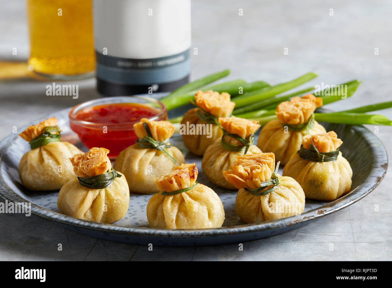 Plaque avec mini egg roll wraps avec duck sauce Banque D'Images