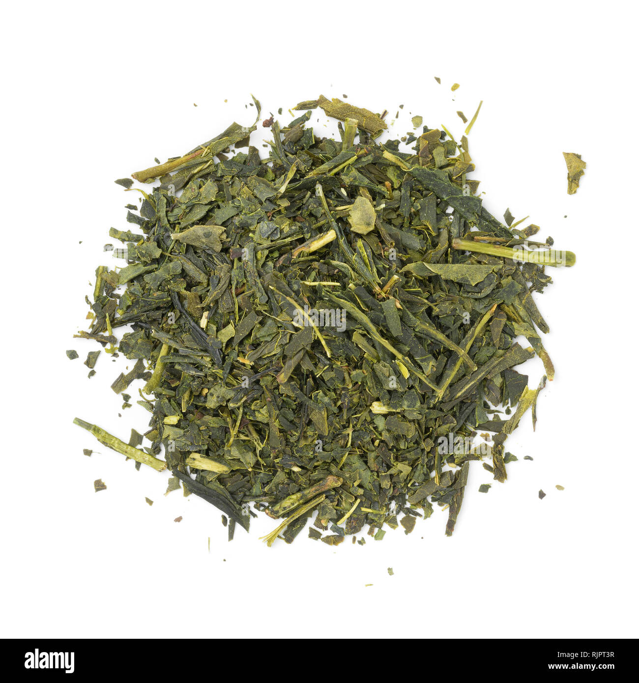 Heap de thé vert japonais isolé sur fond blanc Banque D'Images