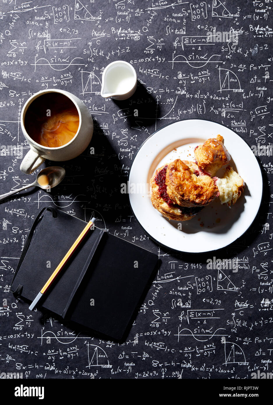 Café, pain déjeuner avec la confiture de framboises sur tableau noir fond , vue aérienne Banque D'Images
