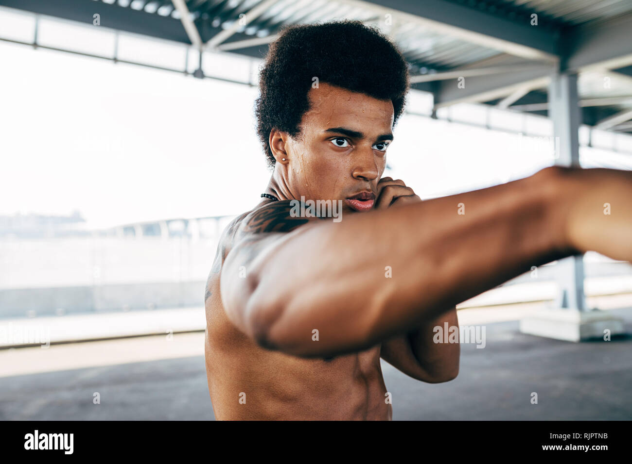 Close up shot of young kickboxer pratiquant les poinçons Banque D'Images