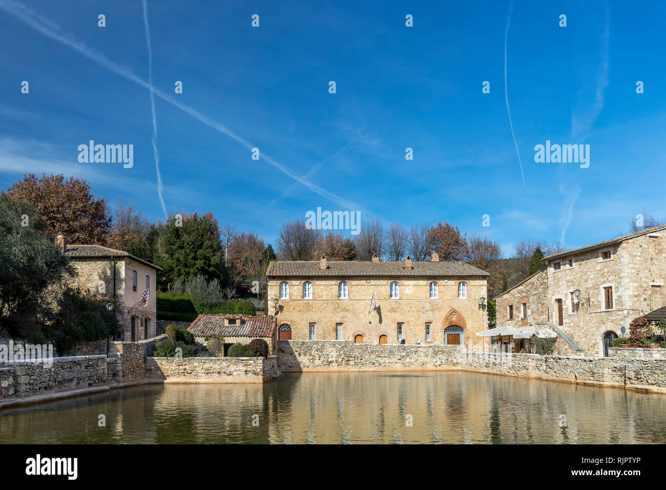 Série de traînées d'avion sur le ciel de Bagno Vignoni, spa village dans la province de Sienne, Toscane, Italie Banque D'Images