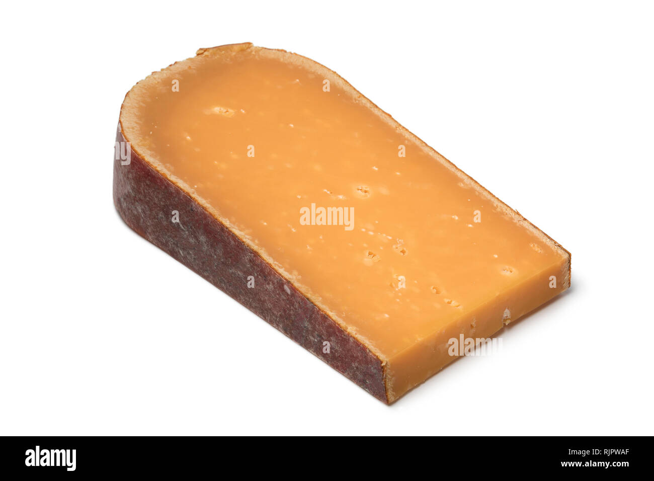 Morceau de fromage Gouda mature néerlandais déballé isolé sur fond blanc Banque D'Images