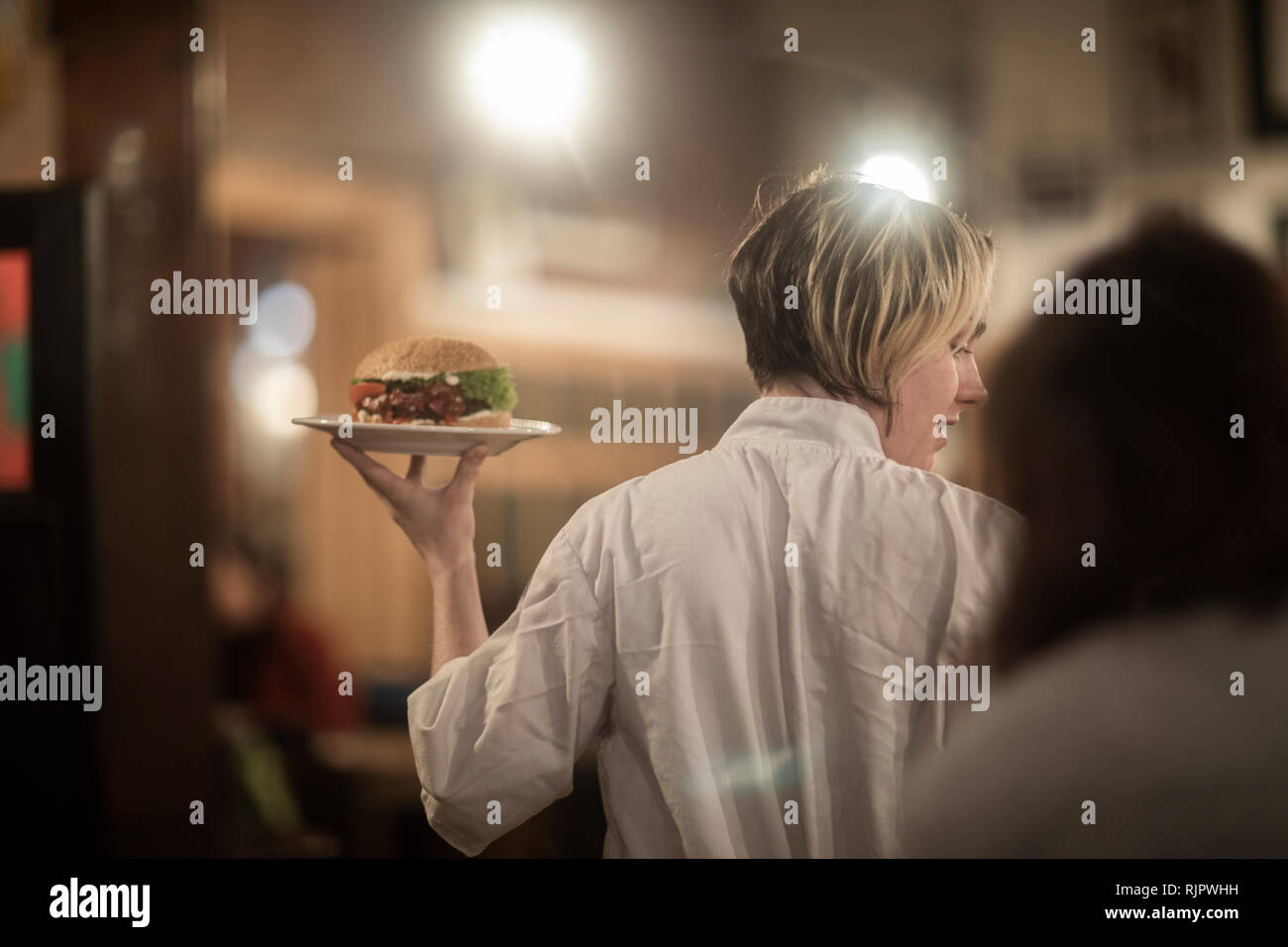 Assiette de service serveuse de burger en gastro pub Banque D'Images