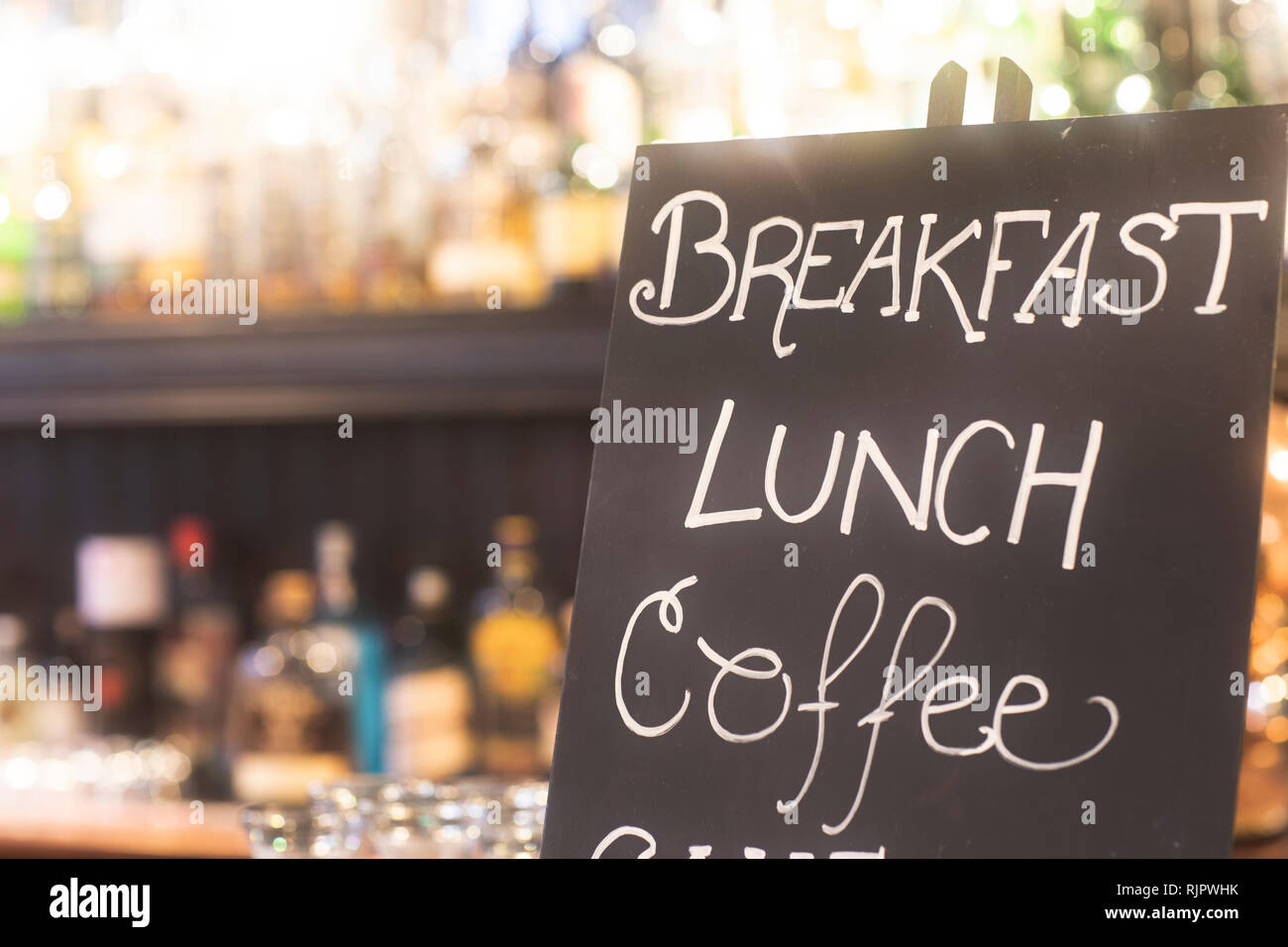 Repas dans un pub publicité Blackboard Banque D'Images