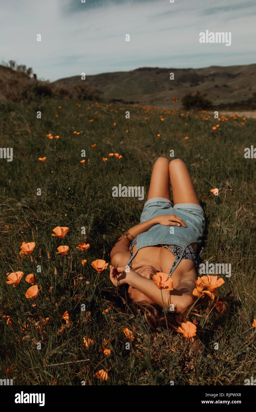 Jeune femme se trouvant dans le champ de fleurs sauvages, Californie, Etats-Unis, Jalama Banque D'Images