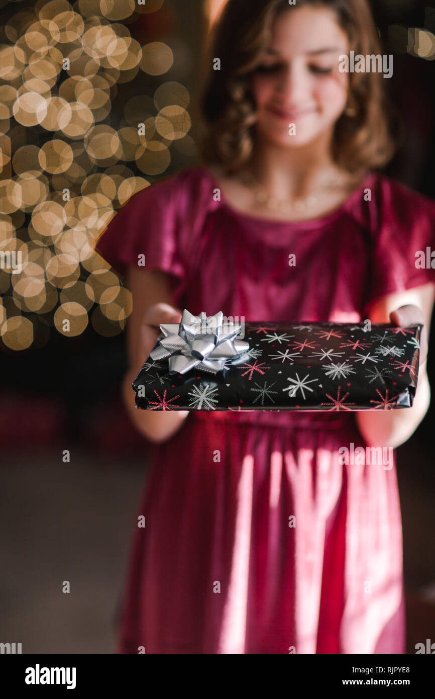 Girl holding Christmas Gift Banque D'Images