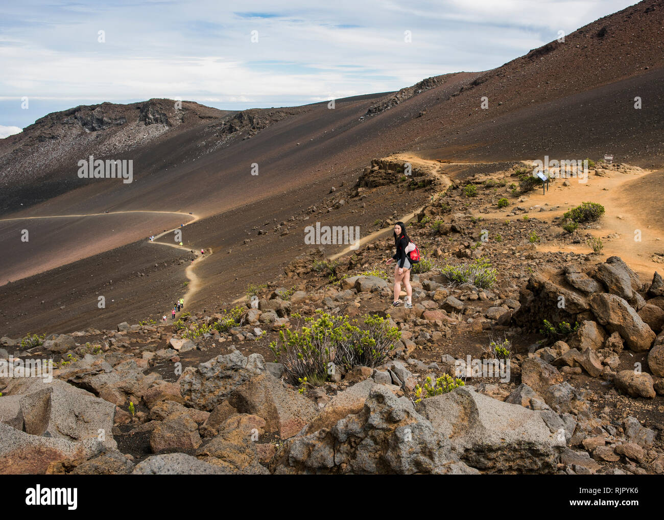 Randonneur sur sentier de randonnée, le Parc National de Haleakala, Maui, Hawaii Banque D'Images