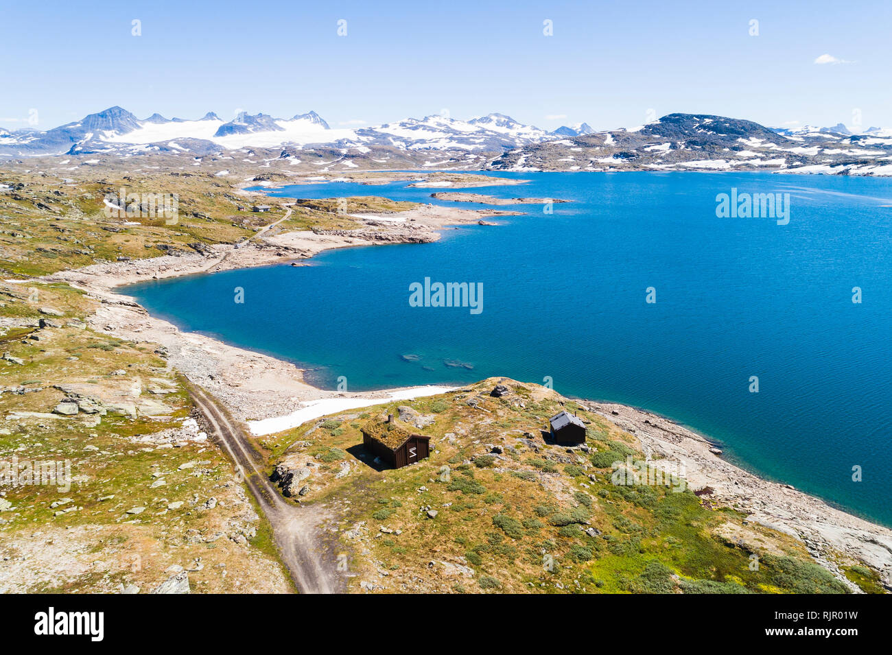 Cabanes en bois par de vastes lacs et montagnes, vue aérienne, Sognefjell, Jotunheimen, Norvège, Europe Banque D'Images