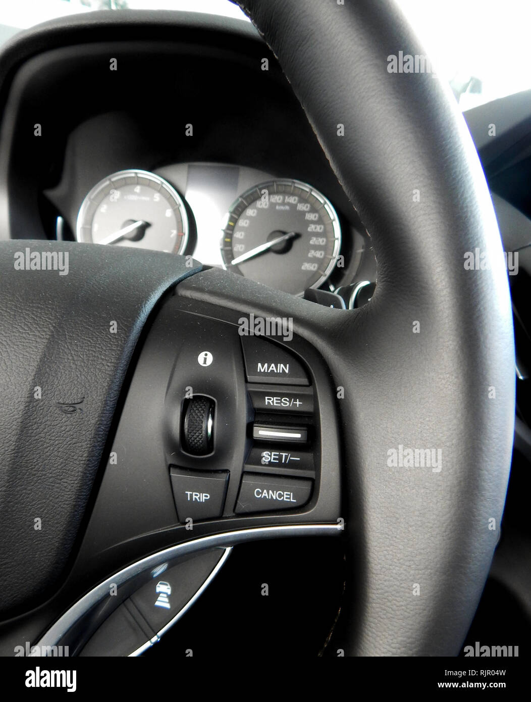 Planche de bord et le réglage des boutons de commande sur le volant à  l'intérieur d'une voiture Photo Stock - Alamy