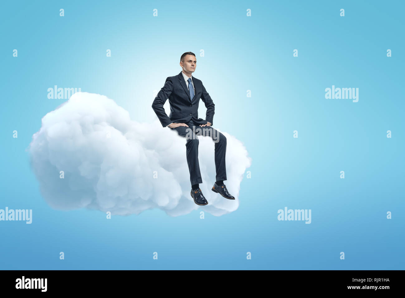Un jeune homme assis sur un nuage blanc moelleux dans le ciel bleu avec beaucoup de copie espace gauche. De grands rêves. Entreprise et stratégie. Prévoyance et de vi Banque D'Images