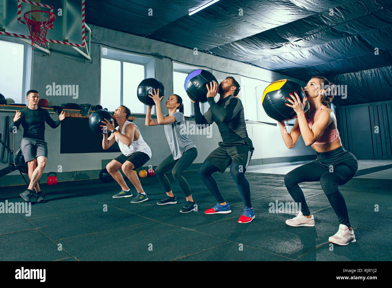 homme dans les vêtements de sport s'exerçant avec un crossfit medicine  ball, dans une salle de gym Photo Stock - Alamy