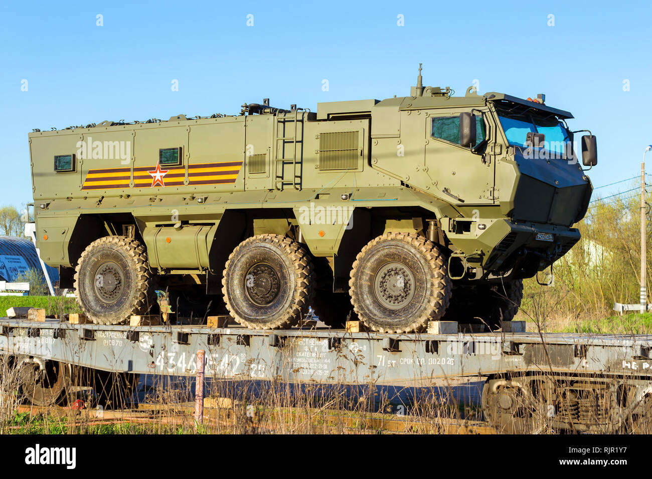 Saint-pétersbourg, Russie - mai 10, 2018 : voiture blindée militaire russe moderne Typhoon-K, installé sur la plate-forme ferroviaire de transport pour le transport au lieu d'exercices militaires. L'équipement de l'armée d'armes nucléaires, Banque D'Images