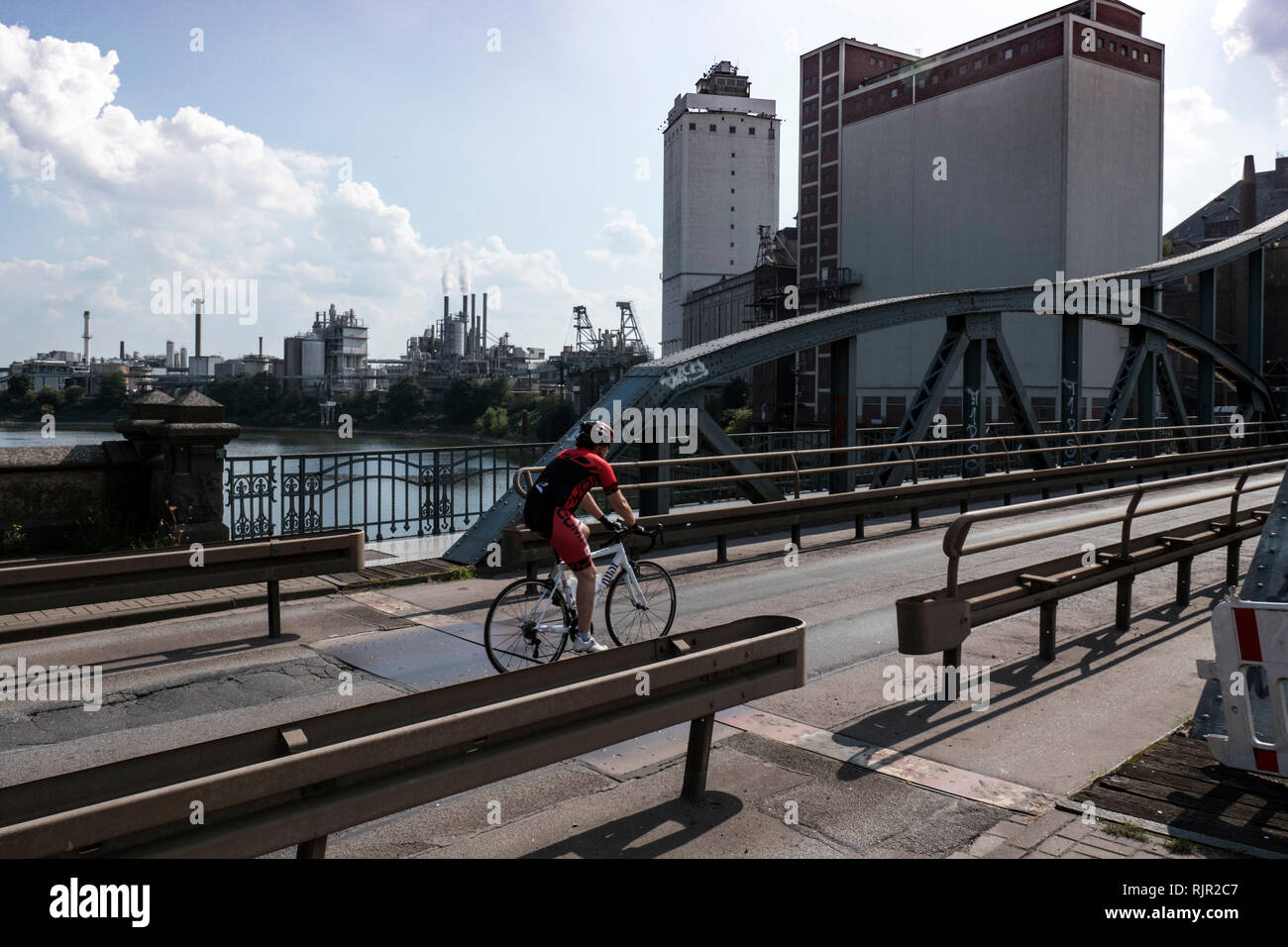 Pont en acier historique dans la Krefelder Rheinhafen Banque D'Images