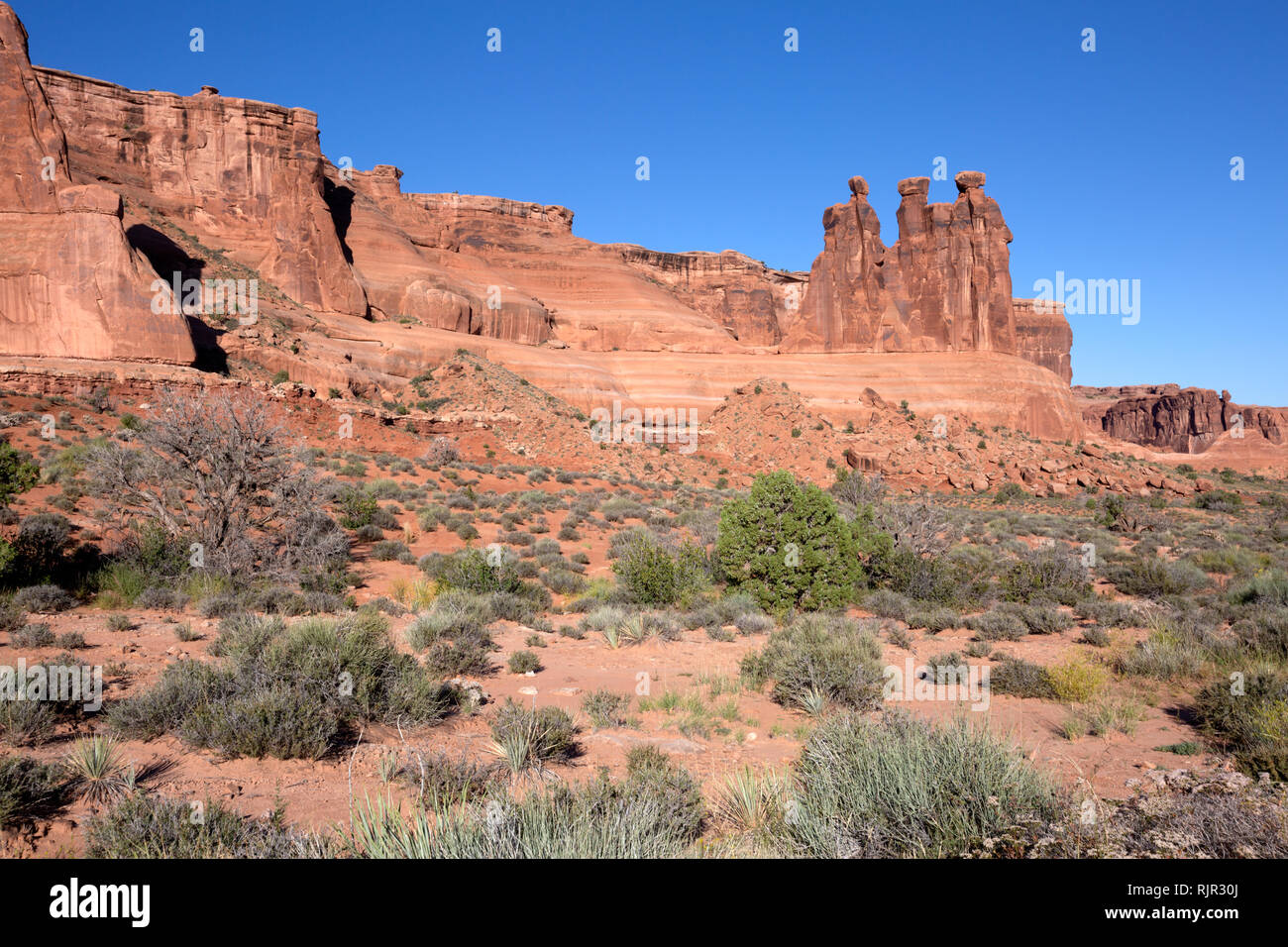 Une vue panoramique des trois commères dans le palais de justice de Tours Arches National Park, Utah, l'Amérique Banque D'Images