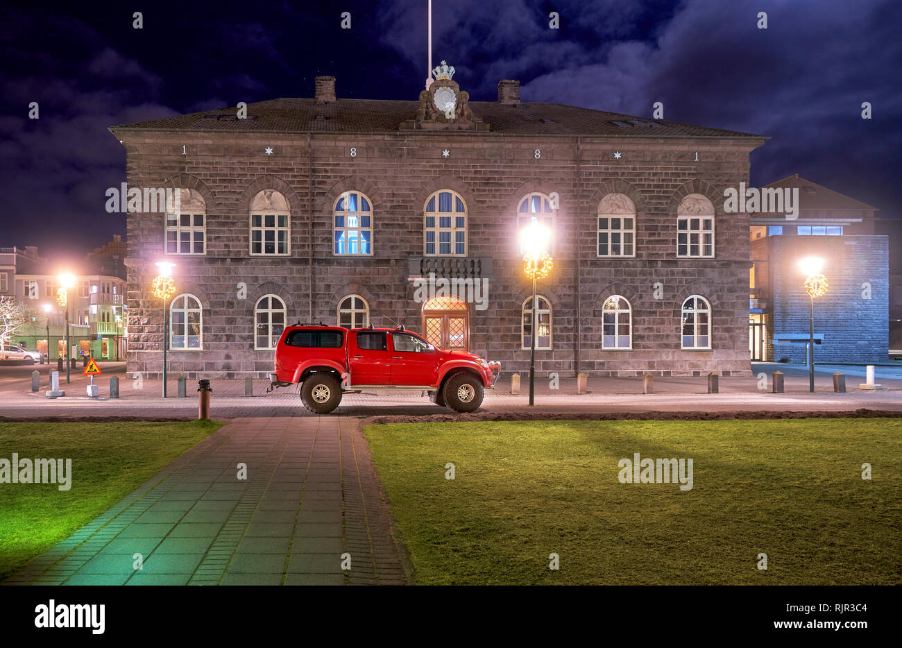Camion rouge en face de l'édifice du Parlement (Althing), Reykjavik, Islande Banque D'Images