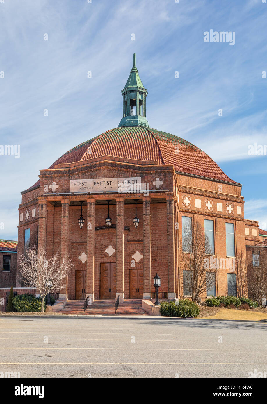 ASHEVILLE, NC, USA-2/3/19 : La première église baptiste a été achevée en 1927, construit avec l'Art déco. Banque D'Images