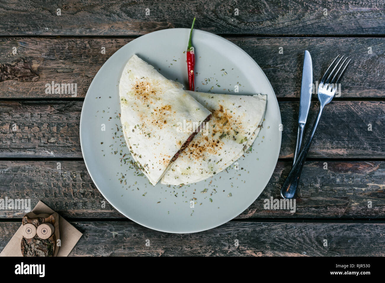 Mexican quesadillas, tortillas au boeuf bacon, champignons, fromage à la crème, servi avec de la vaisselle sur le fond en bois. Banque D'Images