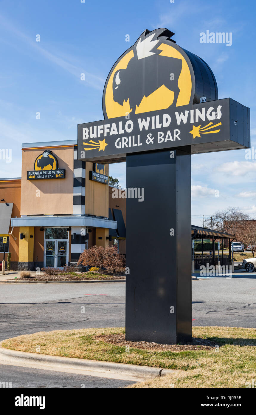 HICKORY, NC, USA-2/5/19 : Un Buffalo Wild Wings Grill & Bar, montrant l'entrée et panneau routier. Banque D'Images