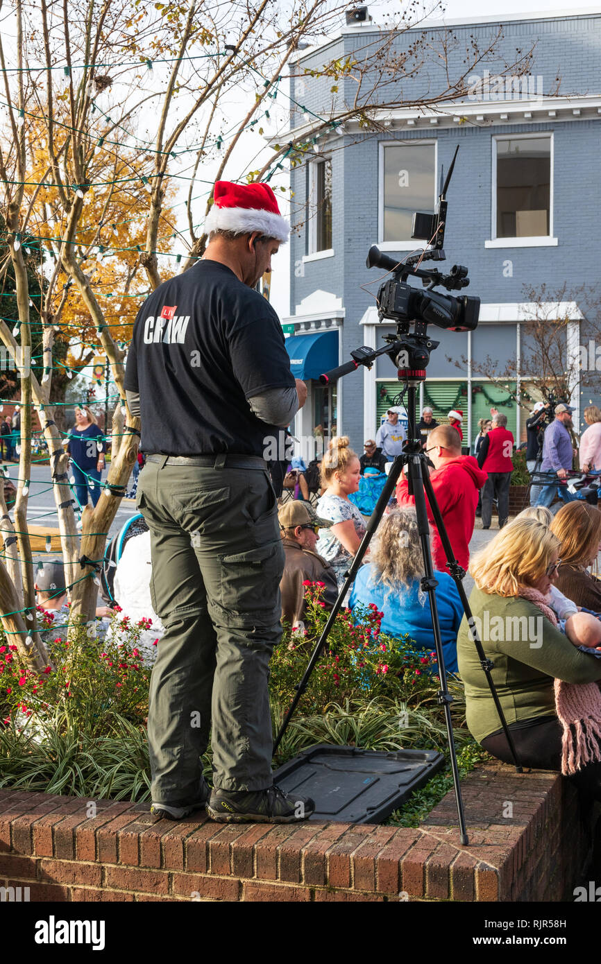 LINCOLNTON, NC, USA-11/25/18 : un vidéaste se prépare à filmer la parade de Noël. Banque D'Images