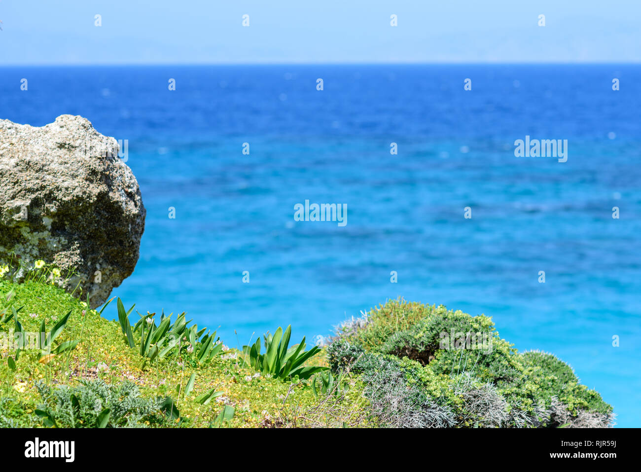 Voir à partir de la falaise pour mer Méditerranée sur l'île rocheuse de Rhodes, Grèce Banque D'Images