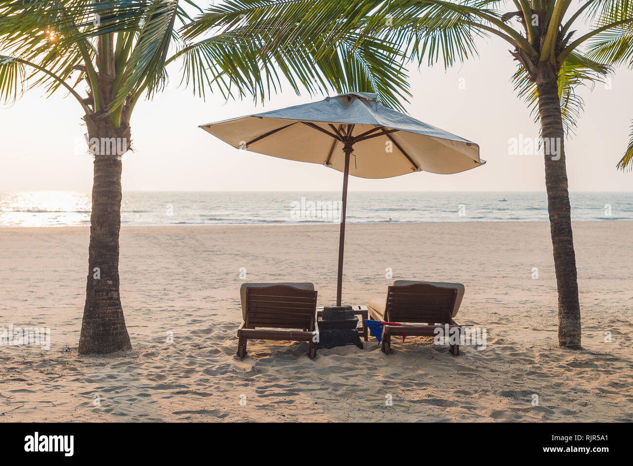 Locations de vacances fond de deux fauteuils sous tente sur la plage Banque D'Images