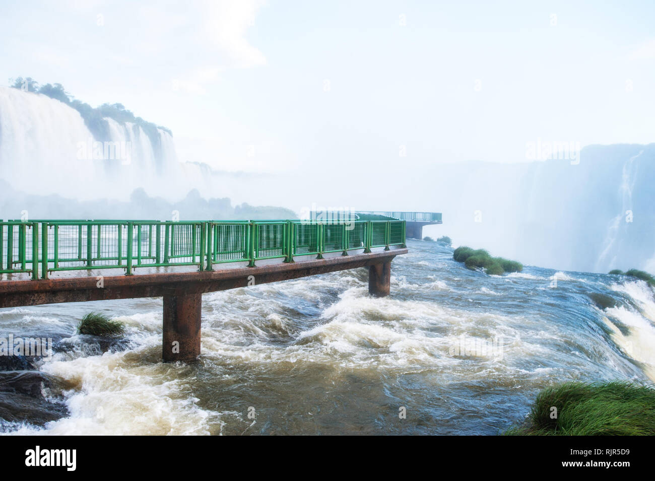 Vue spectaculaire des chutes d'Iguazu du pont. Chutes d'Iguaçu au Brésil Banque D'Images