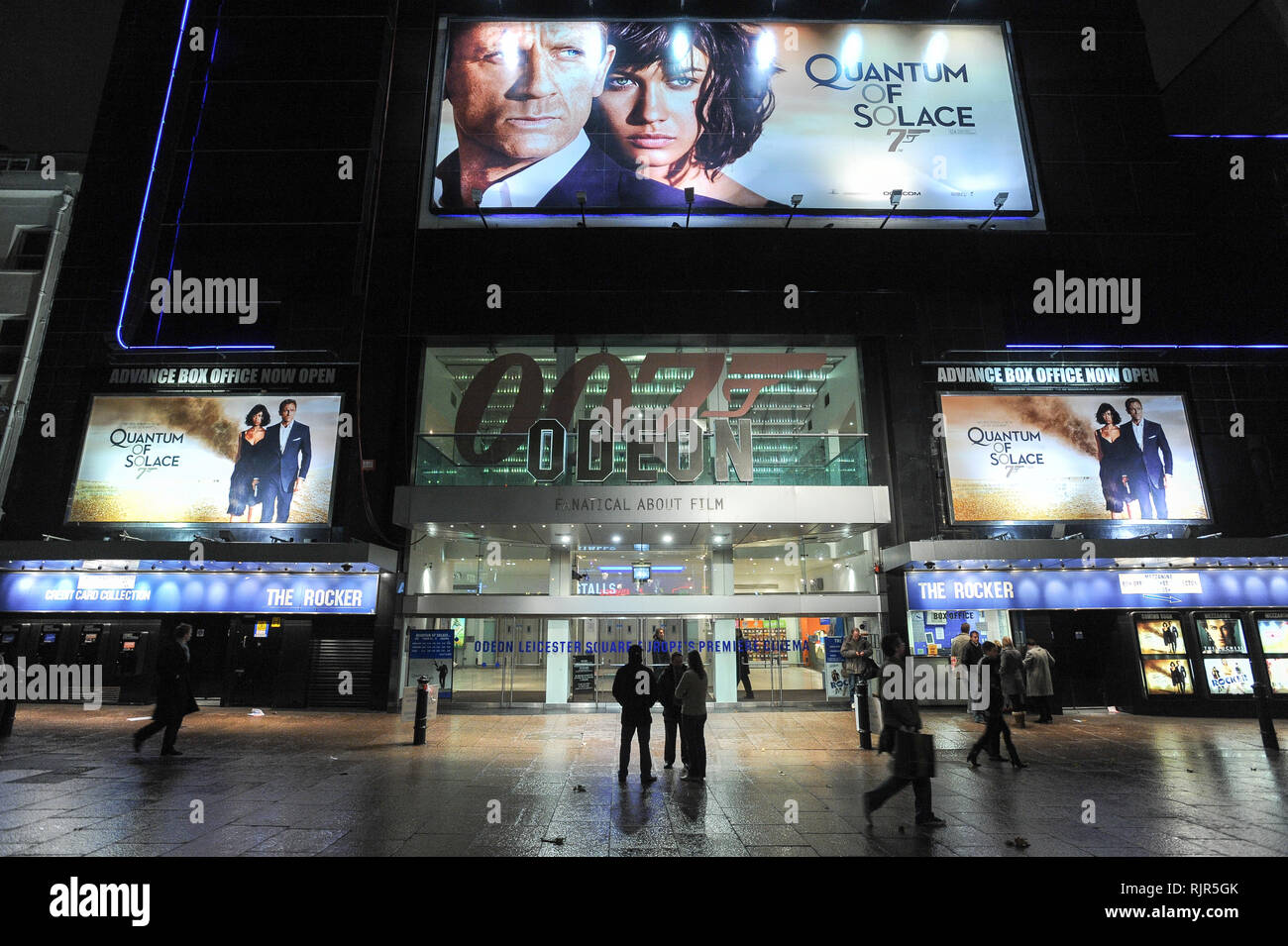 Film de James Bond Quantum of Solace affiche avec Daniel Craig et Olga Kurylenko dans Odeon Leicester Square à Londres, Angleterre, Royaume-Uni. 28 octobre Banque D'Images