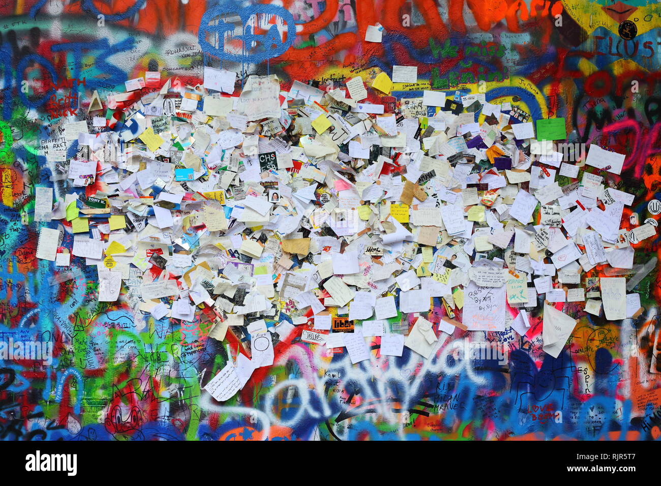PRAGUE, RÉPUBLIQUE TCHÈQUE - NOVEMBRE 05:le mur de Lennon depuis les années 80, rempli de John Lennon. Usage éditorial uniquement. Banque D'Images