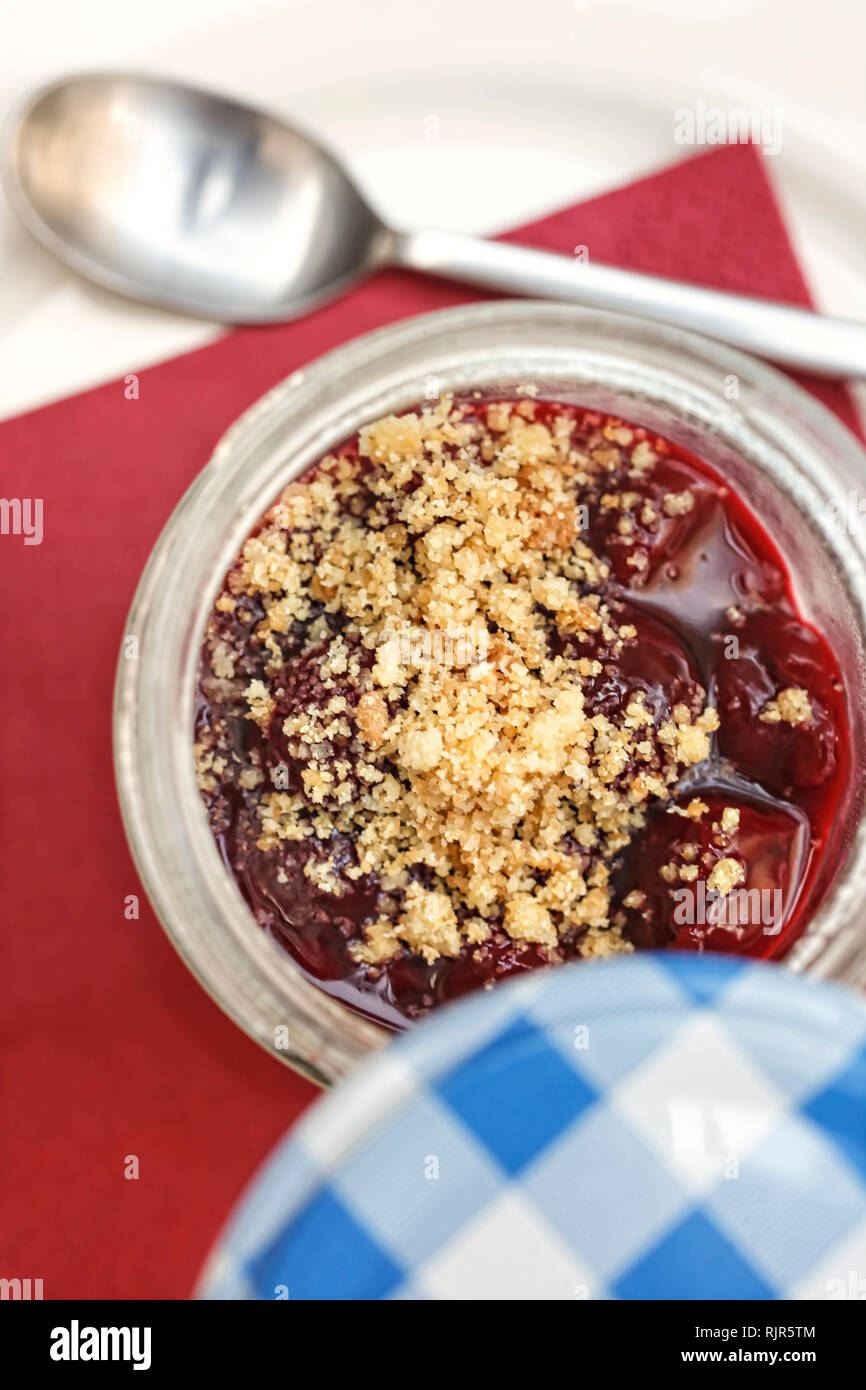 Le Panna Cotta Gateau Au Fromage Avec Griottes Servi Dans Un Bocal En Verre Avec Des Miettes De Biscuit Vue De Dessus Photo Stock Alamy Le Panna Cotta Gateau Au Fromage Avec Griottes Servi Dans Un Bocal En Verre Avec Des Miettes De Biscuit Vue De Dessus Photo Stock Alamy