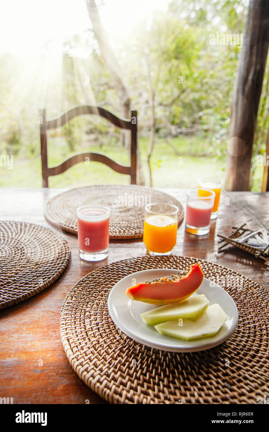 Le petit-déjeuner végétarien exotiques tropicaux, la lumière du soleil au matin Banque D'Images