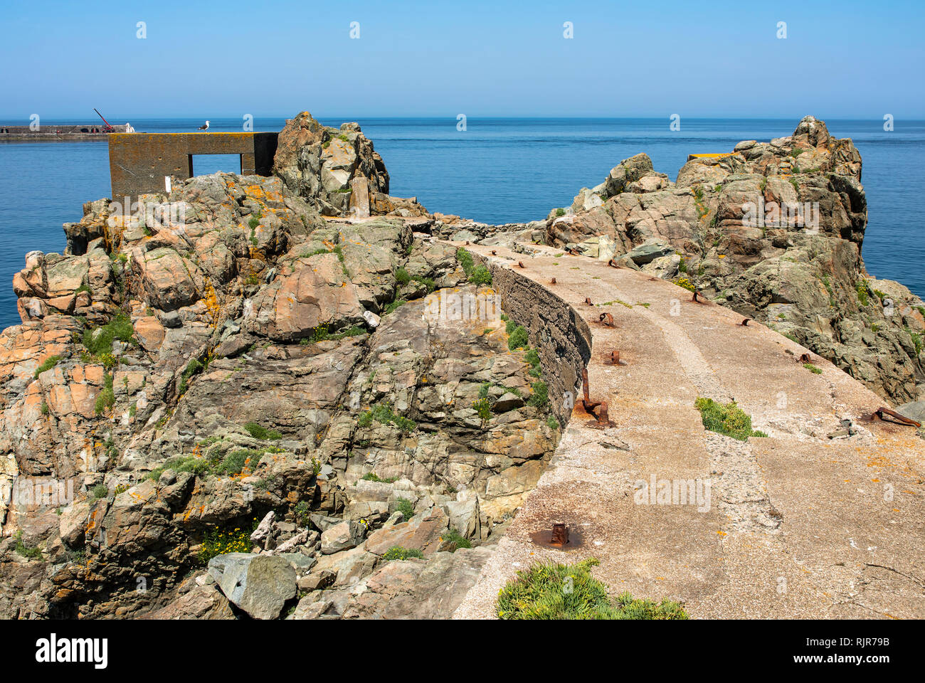 Les bunkers allemands WW2 sur Roselle Point sur Aurigny, donnant sur braye Harbour et brise-lames. Banque D'Images