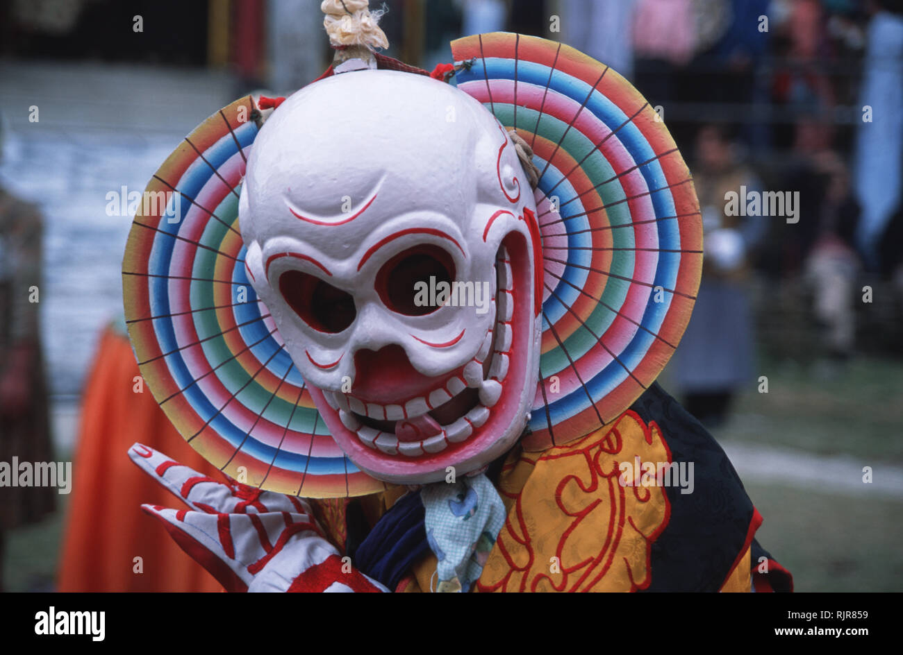 Légende : Pemagantse, Sikkim, Inde - février 2003. Un squelette danseur à l'Bumchu Festival annuel de danse masquée dans le Sikkim. Lieu immédiatement avant la tib Banque D'Images