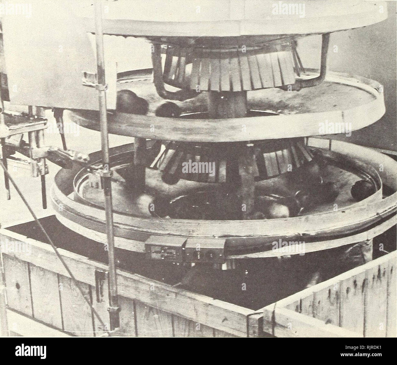 . Une goulotte de remplissage automatique des palettes-box pour les pommes. Les pommes d'emballage ; des palettes (expédition, stockage, etc ; ). Au cours des dernières phases de remplissage, lorsque la palette boîte était presque plein, les fruits découlant de la foire chicanes sortis sur le sol. Un anneau bordée de belting a été joint au fond dur d'agir comme un mur de soutènement. Cette bague, illustré à la figure 10, peut également être conçu dans la forme d'un carré, afin de permettre à l'un des derniers fruits de remplir dans les coins. La place serait également faciliter l'alignement de la palette fort pendant le changement de boîtes. Le renforcement de la conception à la suite de Banque D'Images